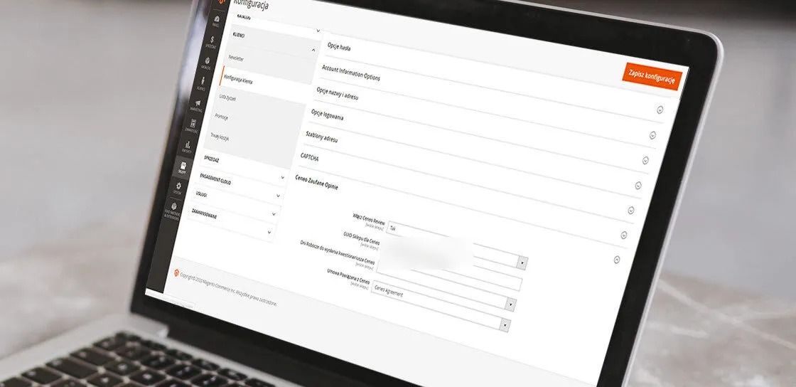 Konfiguracja Magento 2 na ekranie laptopa, gałąź Klienci i Konfiguracja klienta: pod sekcjami opcji hasła, danych konta, nazwy i adresu, logowania, szablonów adresu i CAPTCHA znajduje się rozwinięta sekcja „Ceneo Zaufane Opinie” z polami Włącz Ceneo Review ustawionym na Tak, GUID Sklepu dla Ceneo z zamazaną wartością, Dni Robocze do wysłania kwestionariusza Ceneo ustawione na 1 oraz Umowa Powiązana z Ceneo wskazująca zgodę o nazwie Ceneo Agreement.