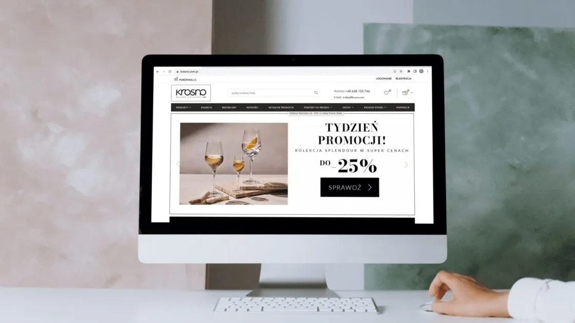 Strona główna sklepu Krosno na Magento 2 wyświetlona na iMacu, z paskiem adresu krosno.com.pl i banerem kolekcji Splendour.